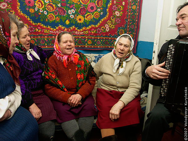Mutyn village, Krolevets region, Ukraine. Women folk choir. Recording session from March the 4th 2007